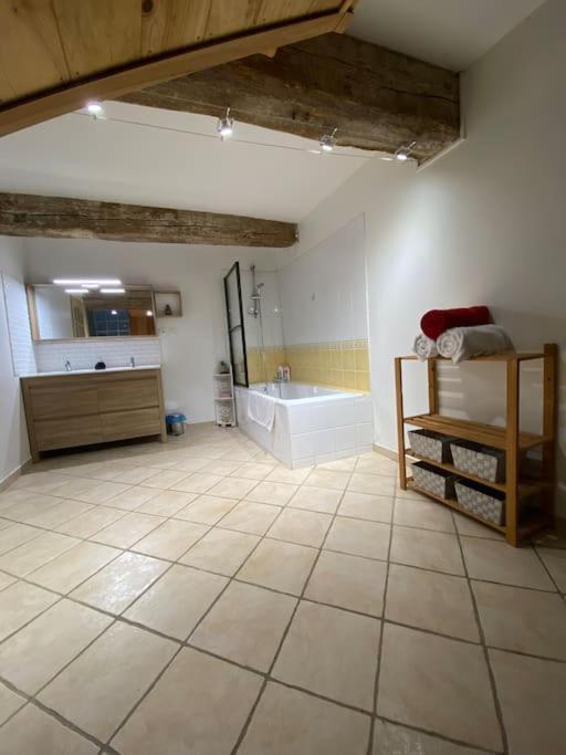 Gite A La Ferme Avec Jacuzzi Et Sauna Villefloure Exterior photo